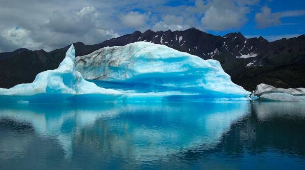 Un aisberg imens, de 15 ori cât Parisul, s-a detaşat de banchiză, în Antarctica 