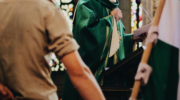 „Scuze din ce în ce mai fanteziste”. Cum au reușit trei români din Italia să stoarcă de bani un preot: Escrocherie de 100.000 de euro în parohie