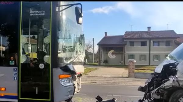 Italia. Un autobuz școlar a intrat frontal într-un autocar BusItalia. Șoferul decedat abia lăsase elevii la școală