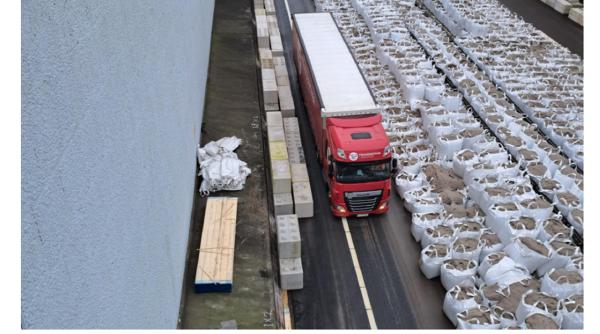 Un șofer român de camion, peripeții pe o autostradă din Olanda: Amendat după ce a ignorat toate semnele de oprire și s-a blocat între sacii de nisip - FOTO