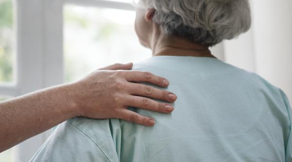 „Bătrânii erau pretențioși”. Patru îngrijitori, printre care și o româncă, judecați pentru „abuzuri majore” într-un azil: „Nu i-am atacat!”