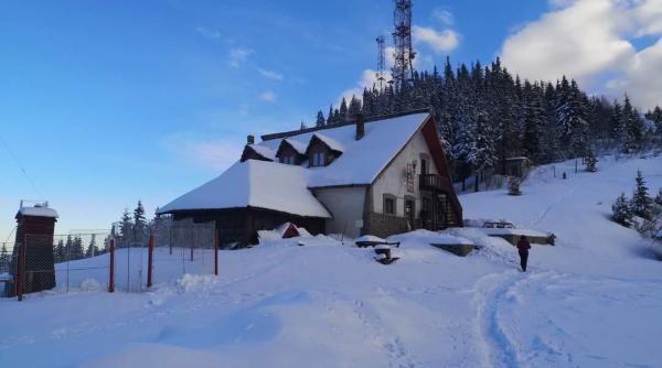 Curaj sau inconștiență? Patru persoane, printre care și un copil, înzăpezite cu mașina în drum spre cabana Cozia 