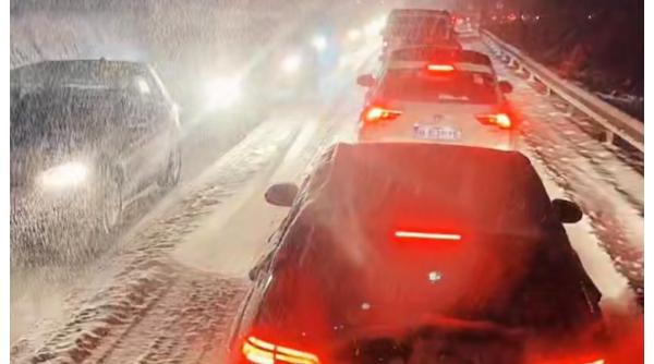 TIR-uri blocate și mașini înzăpezite. Autoritățile, luate prin surprindere de prima zăpadă din România 