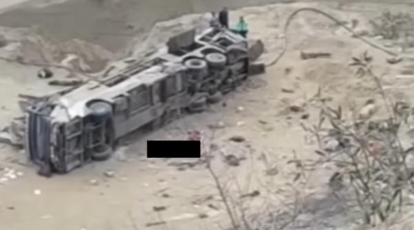 Un autocar cu 60 de pasageri a căzut într-o prăpastie: Cel puţin 24 de persoane și-au pierdut viața