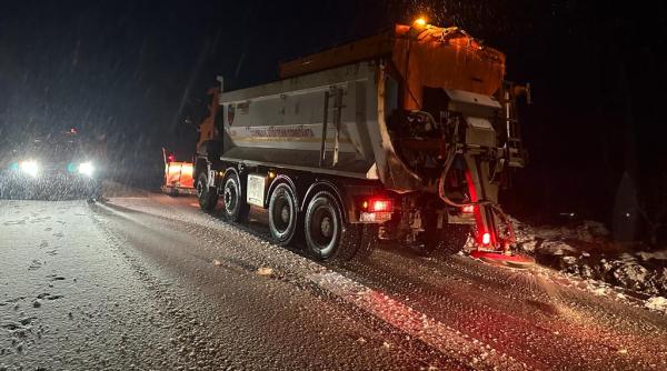 Iarnă în România: Zece drumuri închise circulaţiei din cauza condiţiilor meteo; pe altele se circulă cu restricţii