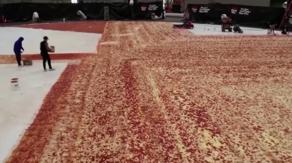 Recordul mondial de cea mai mare pizza a fost doborât cu o nouă monstruozitate