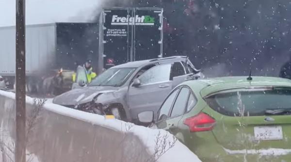 Carambol cu 85 de mașini pe o autostradă: Zeci de oameni au ajuns la spital