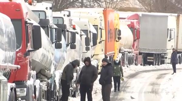 „Prizonieri ai zăpezilor”. Șoferi români de TIR, blocaţi în troiene 35 de ore, fără mâncare şi fără apă: „Nu ne bagă nimeni în seamă. Noroc cu o bătrânică”