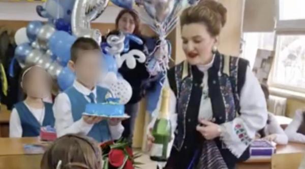Aniversarea unui fiu de primar, sărbătorită în școală cu șampanie, solistă de muzică populară, cameramani și animatori