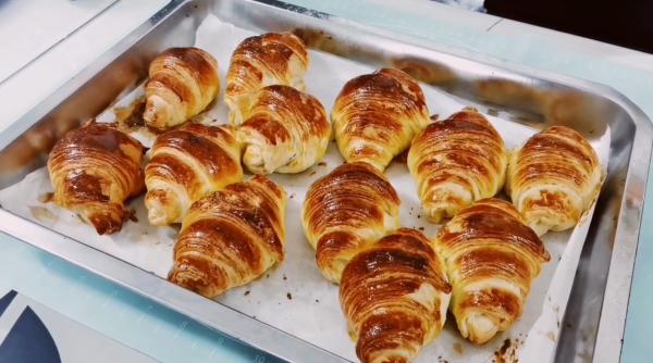 Croissante cu ciocolată de casă. O rețetă ușoară, din doar trei ingrediente