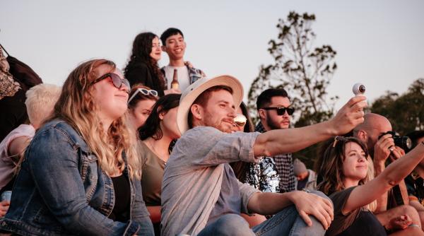 Cardul european pentru tineret. Români vor beneficia de reduceri la transport sau cazare