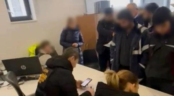 Băiatul de 15 ani care a devenit "celebru" pe internet după ce a umilit și lovit doi elevi cu nevoi speciale a fost reținut 