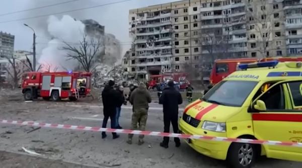 O rachetă rusească a distrus un bloc din Ucraina. Trei persoane și-au pierdut viața, potrivit poliției