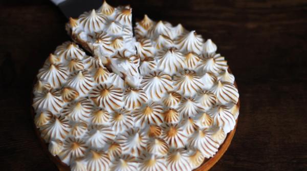 Plăcintă cu banane și caramel, un desert fresh, delicios și fără coacere!