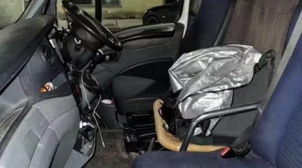 Un român care își „dotase“ duba cu un scaun de grădină, lăsat fără autovehicul în Austria: Venea din Anglia, încărcat cu pachete