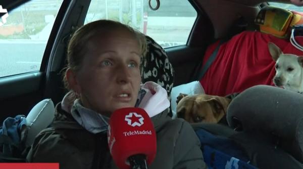 Spania. Fără slujbă, fără casă... Alina locuiește în mașină cu cei doi câini ai săi: "Mai întâi ei și apoi eu"