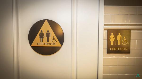 Toaletele neutre din punct de vedere al sexului "sunt mai favorabile bărbaților", spune judecătorul