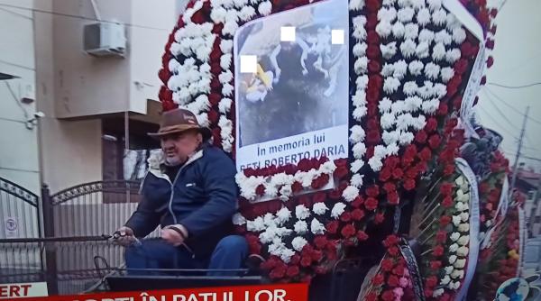 Râuri de lacrimi, astăzi, la înmormântarea copiilor de trei ani, care au murit în incendiu, după ce mama lor îi lăsase singuri 