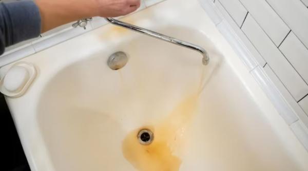 Cada are pete de rugină? Scapă de ele, în doar cinci minute, cu două ingrediente din cămară