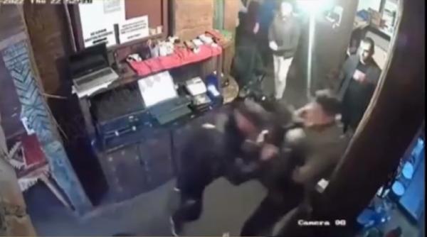 Doi consilieri PSD s-au îmbătat și s-au luat la bătaie într-un bar din Huşi. "Sigur nu dezbăteau bugetul"