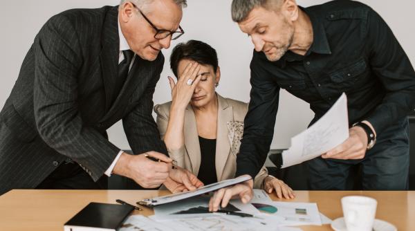 După cutremurul devastator, acţiunile companiilor turceşti s-au prăbuşit, iar lira turcească a atins un nou minim istoric 