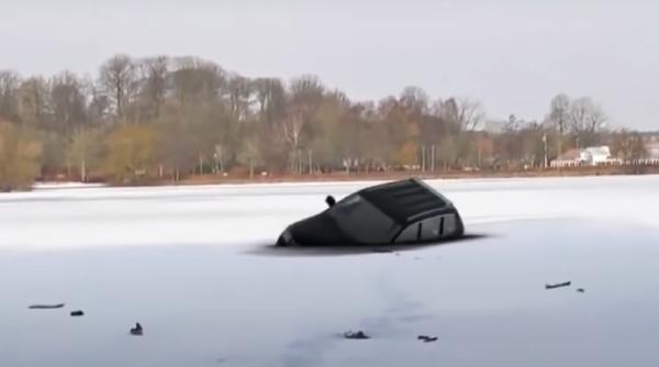 Cinci eroi s-au scufundat într-un lac înghețat pentru a salva un bărbat și câinele său blocați în interiorul mașinii