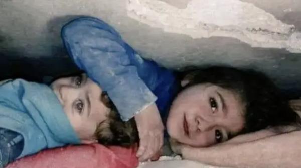 Fetiță găsită sub dărâmăturile cutremurului din Siria, după ce și-a protejat frățiorul timp de 17 ore