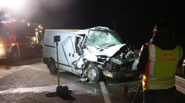 Germania. Șofer român, implicat într-un accident grav: Tânăr de 19 ani, care conducea un microbuz, la un pas de moarte