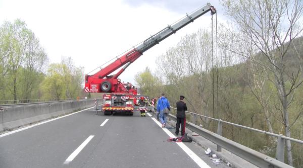 Șofer român, rănit grav în Italia, după ce a plonjat după un viaduct pe A6 [VIDEO]