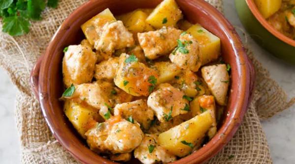 Tocăniță de pui în stil italian. Se face foarte rapid și iese bună de te lingi pe degete