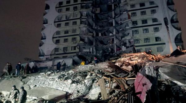 Grecia, lecție de umanitate în Turcia, în ciuda rivalității. A trimis provizii medicale si mii de corturi, paturi și pături 