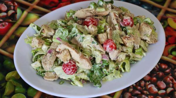 Salată grecească cu pui la grătar. Combină puiul, legumele și aromele grecești îndrăznețe, toate într-o cină gustoasă și ușoară