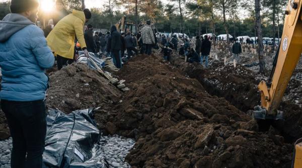 Imagini terifiante în cimitirele arhipline din Turcia și Siria. Imamii oficiază slujbe de înmormântare pentru 10 persoane odată