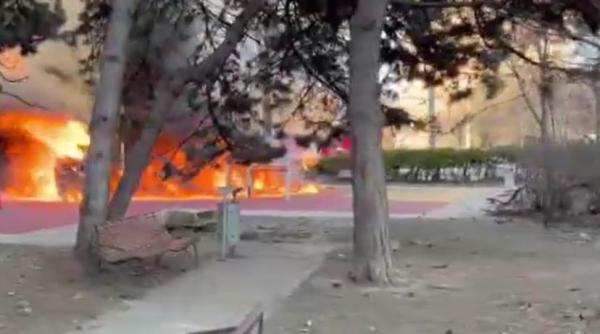Incendiu violent în București: un loc de joacă pentru copii, făcut scurm