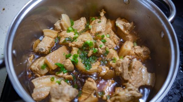 Cum să faci cea mai bună tocăniță tradițională cu carne de porc