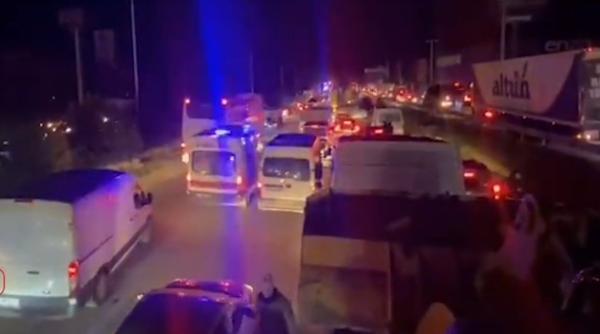 Haos în traficul rutier din provincia turcă Hatay. Autostrada, blocată de voluntarii care vin și sinistraţii care pleacă