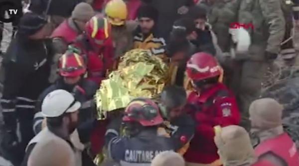 Miracol după șase zile de la dezastru: O femeie şi un copil, scoşi în viaţă de sub dărmâturi, duminică, de o echipă din El Salvador