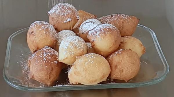 „Friteli” dulci prăjite, pufoase și fragede. Acest desert triumfă întotdeauna