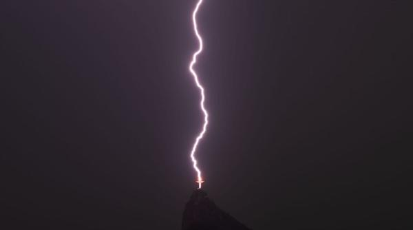 Un fulger uriaș a lovit statuia înaltă de 38 de metri a lui Cristos Mântuitorul din Brazilia