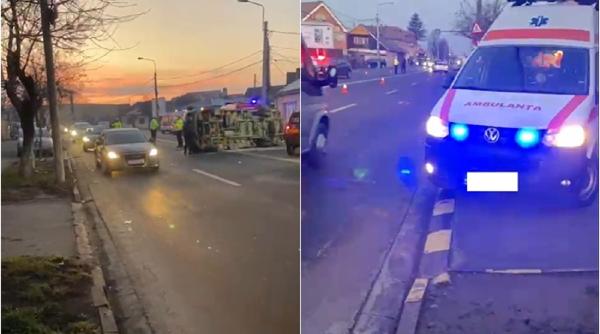 Un microbuz cu români s-a răsturnat pe mijlocul drumului după impactul cu alte două mașini: 19 victime