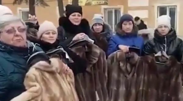 Văduvele şi mamele soldaților ruși uciși, consolante cu haine de blană furate de la Olena Lapina. Proprietara a recunoscut modelele pe care le vindea