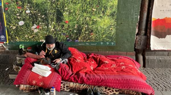 Germania sub imperiul gerului. Un român care doarme pe stradă cere cu disperare un singur lucru