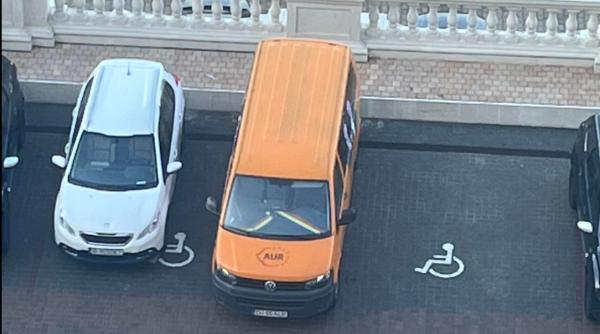 Dubă AUR, parcată pe locurile pentru persoane cu handicap de la Parlament: "Au parcat unde trebuie, nu înțeleg revolta"