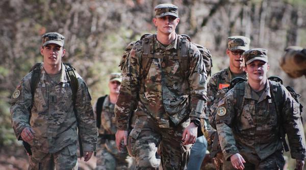 Militari americani au mers într-un liceu din București cu cărți și mâncare deshidratată