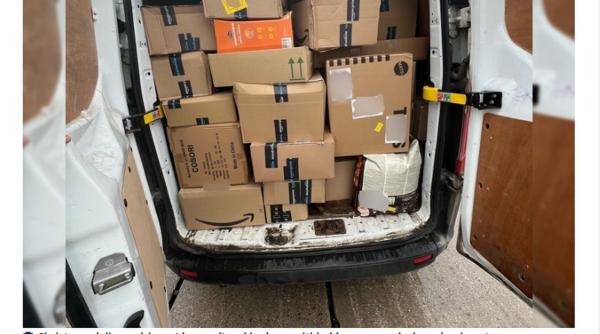 O mașină încărcată cu pachete ale românilor din străinătate, blocată în Germania: Polițiștilor nu le-a venit să creadă ce transporta