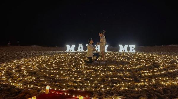 Părea cererea perfectă în căsătorie pe plajă, însă viitoarea mireasă a scăpat inelul în nisip. VIDEO