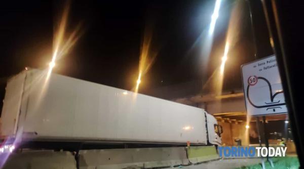 Și Italia are „Pasajul Unirii“ ei: Un șofer român a rămas cu camionul blocat la intrarea în pasaj