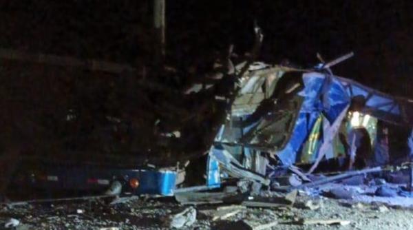 Un autocar cu peste 60 de pasageri a căzut într-o prăpastie: Cel puţin 39 de persoane și-au pierdut viața