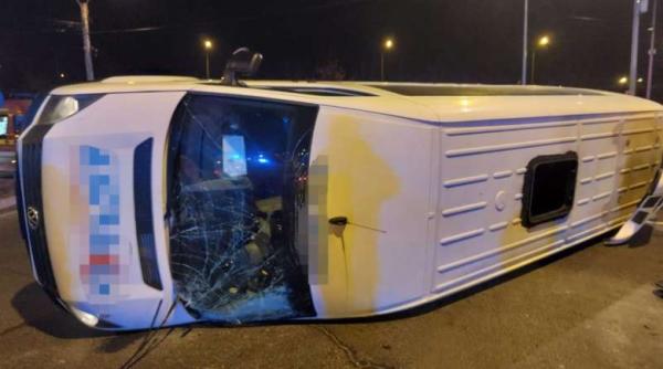 Un microbuz cu români s-a răsturnat după coliziunea cu o mașină