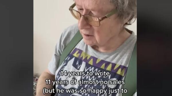 Videoclipul viral pe TikTok al fiicei sale, l-a ajutat pe un tată să facă din romanul lui un bestseller: „Acum pot să trag un pui de somn“